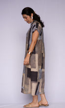 Load image into Gallery viewer, Aya Geo Dress - Peri
